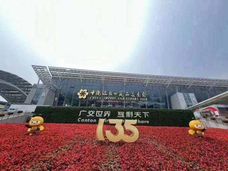 นิทรรศการใบตัดและลูกค้า