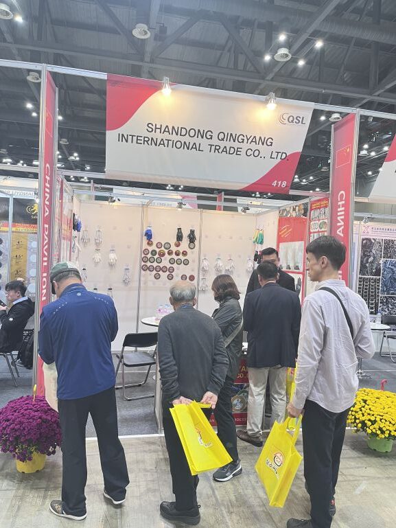 นิทรรศการใบตัดและลูกค้า