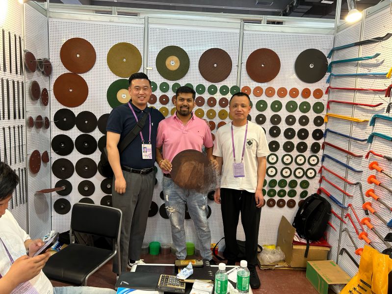 นิทรรศการใบตัดและลูกค้า